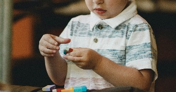 Egy új kezelés mindössze öt nap alatt javíthatja az autista gyermekek társas kommunikációját
